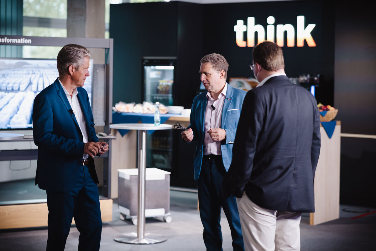 Networking-Bereich auf einem IT-Event mit Teilnehmern im Gespräch