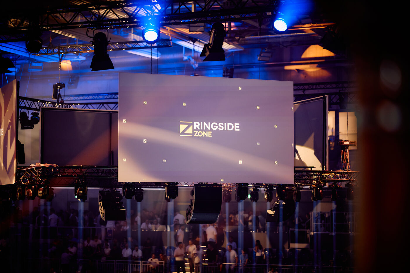 Sprecher auf der Bühne einer Software-Konferenz vor Publikum