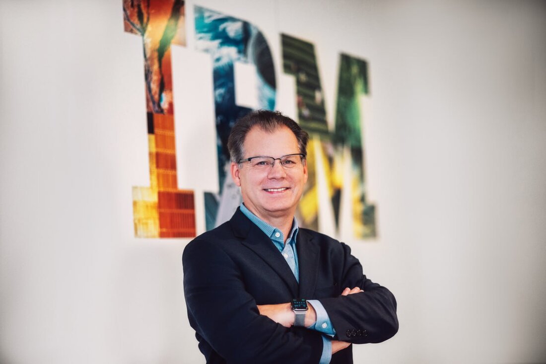 Gast vor der IBM-Markenwand auf einem Firmen-Event