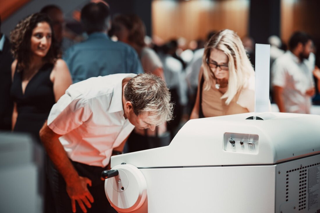 Produktdemonstration eines Leica-Geräts auf dem Event