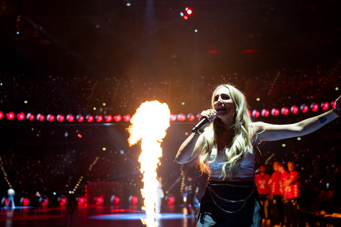 Showeinlage mit Pyro in der Arena in Hamburg